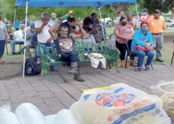 Dotan de comida a familiares de enfermos afuera de hospitales