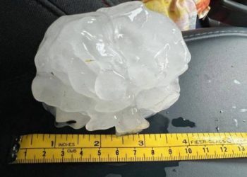 Tormentas en Texas provocan caída de gigantesco granizo