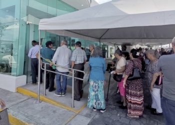 Largas filas en el Banco de Bienestar