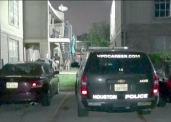 Bebé muere en bañera de apartamento