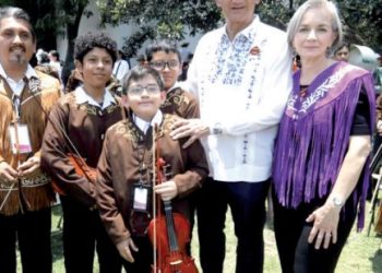 Festejan el Gobernador y la Dra. María a niñas y niños de Casa Hogar en Los Pinos