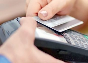 Pueden ser denunciados cargos de comisión al pagar con tarjeta