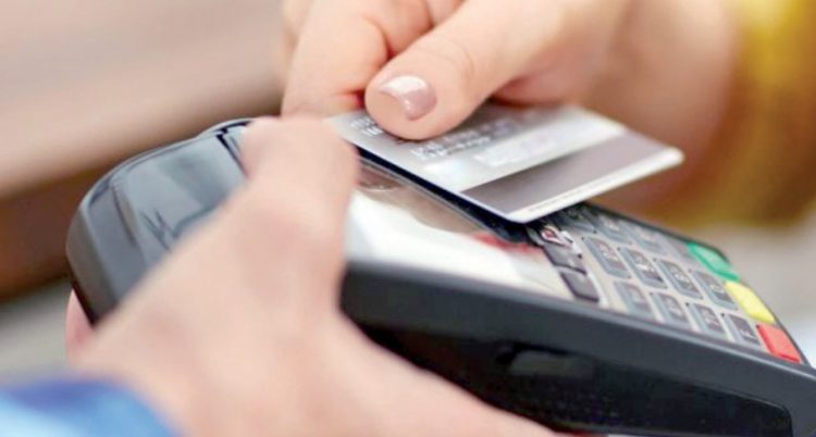 Pueden ser denunciados cargos de comisión al pagar con tarjeta