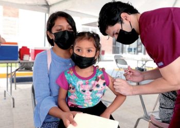 Vacunan contra Covid a familias de colonia Toboganes