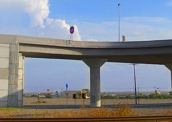 Camión urbano a punto de caer en el Puente Canseco