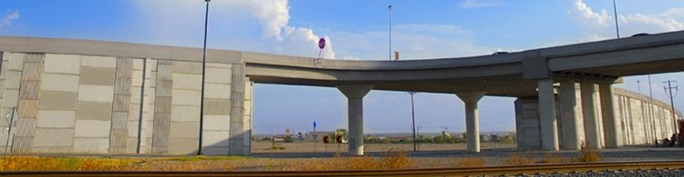 Camión urbano a punto de caer en el Puente Canseco