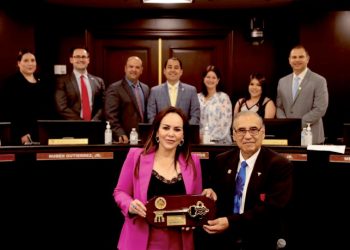 LAREDO ENTREGA LLAVES D ELA CIUDAD A CARMEN LILIA Reconocen liderazgo binacional de alcaldesa