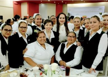 Celebra Carmen Lilia a personal de enfermería