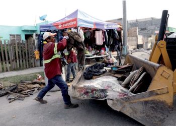 Fumigan contra mosquito en 30 colonias