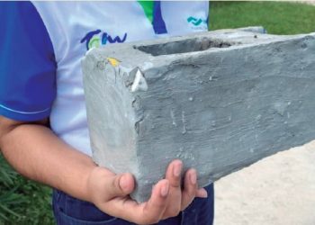 Alumnos crean ladrillo ecológico a prueba de balas