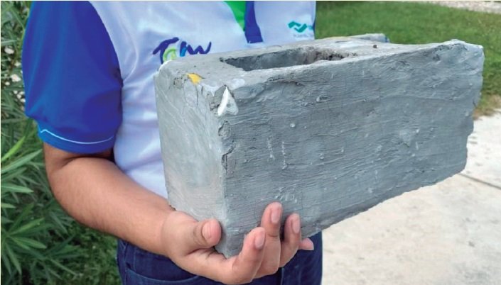 Alumnos crean ladrillo ecológico a prueba de balas