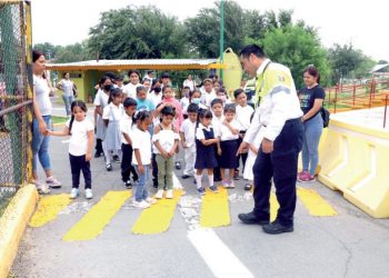 Imparten cultura vial a niños de primaria