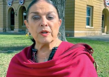 Muro es política absurda de Gregg Abbott: Bruni