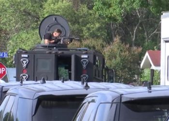 ATRINCHERADO MÁS DE 5 HORAS Padre toma como rehenes a sus hijos