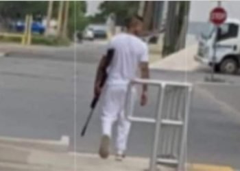 Causa pánico un hombre caminando arma