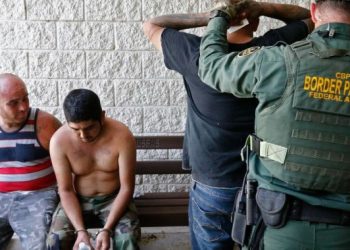 Sacan a 43 inmigrantes de dos casas de cautiverio