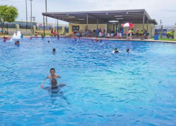 Cuidarán 60 salvavidas a niños en albercas de Laredo