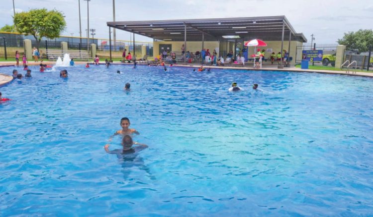 Cuidarán 60 salvavidas a niños en albercas de Laredo