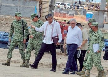 ACOMPAÑADO DEL GOBERNADOR AMLO SUPERVISA modernización de aduanas