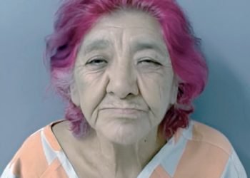 Abuelita muerde y da de bastonazos a guardia de seguridad