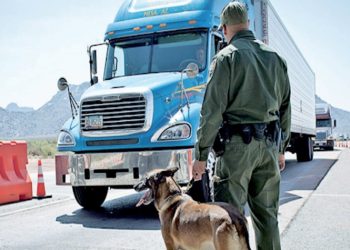 Descubren a trailero cargando con 85 indocumentados