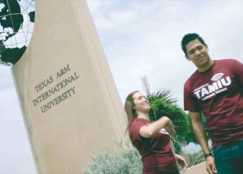 Recibe máxima beca de UT alumna de Early College High School