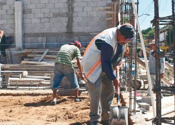 Albañiles denuncian abusos de patrones