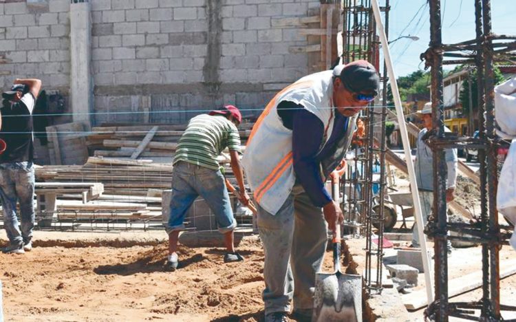 Albañiles denuncian abusos de patrones