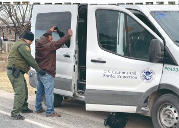 Ni militares frenan paso de migrantes