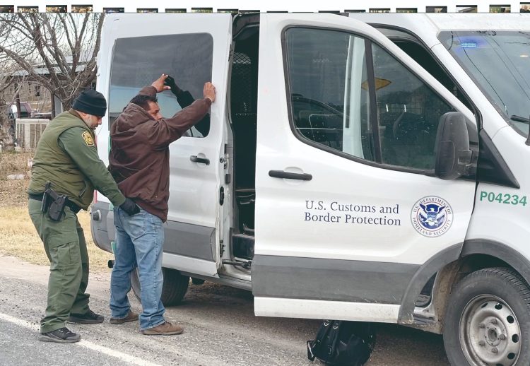 Ni militares frenan paso de migrantes