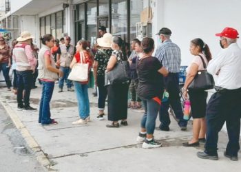 Sufren adultos mayores para cobrar sus apoyos