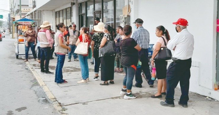 Sufren adultos mayores para cobrar sus apoyos