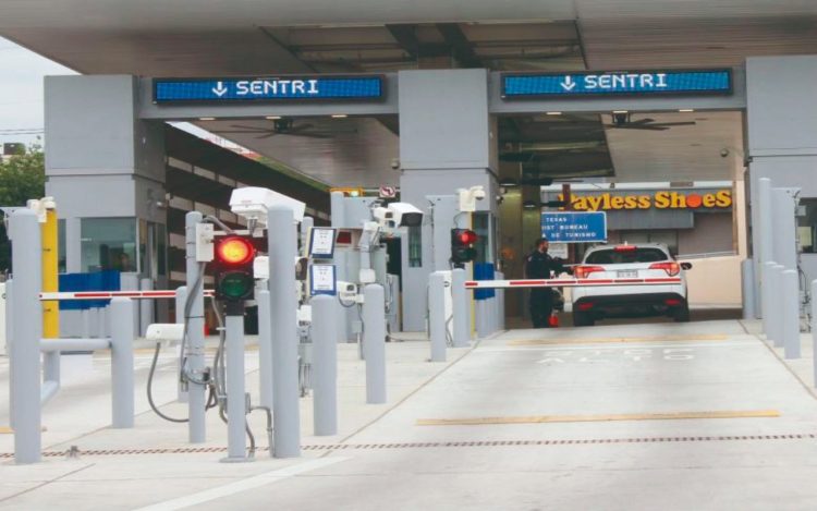 Retienen más de 50 tarjetas en carril Sentri