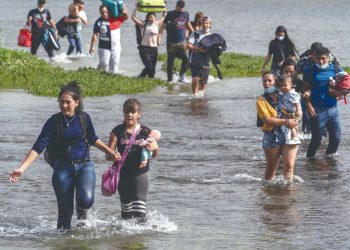 Incesante flujo de migrantes hacia Texas a través del Río Bravo