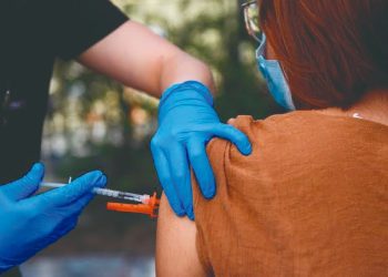 Vacunas anti covid serán gratis solo para menores de 18 años