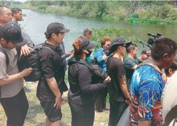 Frenan a migrantes; crece campamento