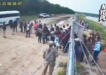 Mujer soldado abre puerta para que migrantes ingresen a Texas