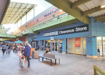 Baja el dólar y compradores corren a Laredo, Texas