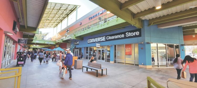 Baja el dólar y compradores corren a Laredo, Texas