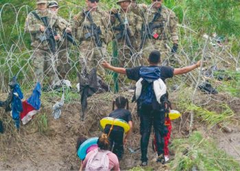 Llegan soldados y policías de Florida a Texas para custodiar la frontera