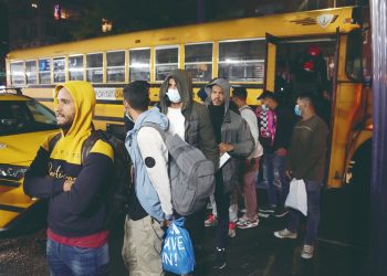 Gobernador de Texas envía el primer autobús con migrantes a Denver, Colorado