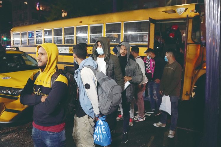 Gobernador de Texas envía el primer autobús con migrantes a Denver, Colorado