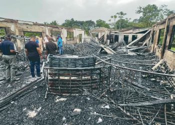 Mueren al menos 20 niños en incendio