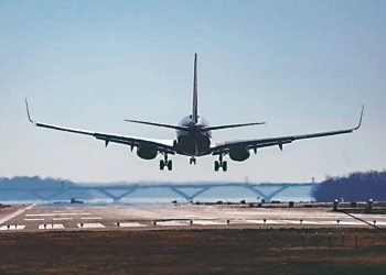 Cancelan 65 vuelos por caída de ceniza