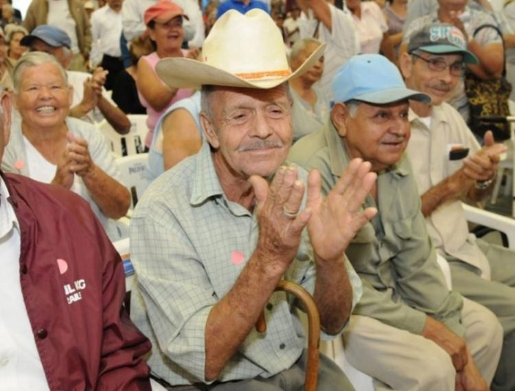 POR CAMBIO DE TARJETA Peligra la pensión de más de 2 mil abuelitos