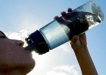 Consumir agua cada 20 minutos evitará la deshidratación