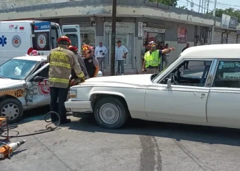 Carroza funeraria impacta a un taxista en crucero de Mina y Matamoros