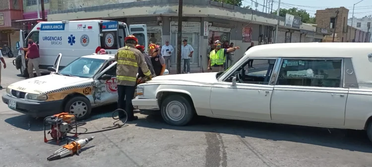Carroza funeraria impacta a un taxista en crucero de Mina y Matamoros