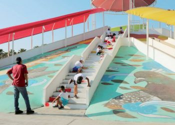 Se unen niños a pinta de mural en volcán