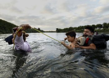 FRONTERA DE TEXAS Con bloqueo del Bravo acotarán a migrantes